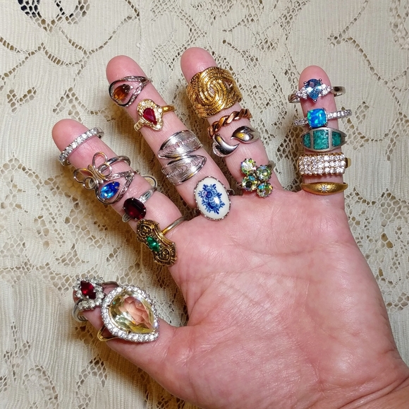 Welcome to my closet 🌹🌿 - Picture 16 of 16